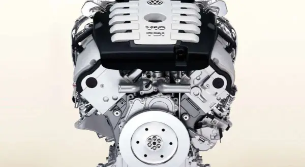 Silnik V10 TDI Volkswagena. TDI to skrót od Turbocharged Direct Injection, oznaczający turbodoładowany wtrysk bezpośredni.