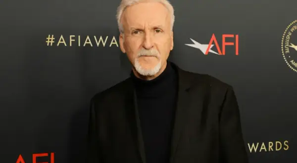 James Cameron, reżyser znany z przełomowych filmów, na tle logo AFI Awards.