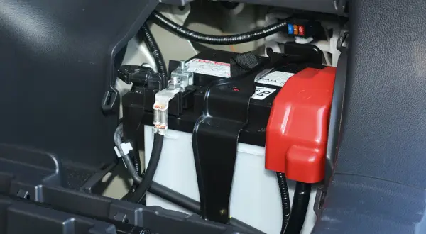 Prius nie odpala? Znajdź akumulator 12V i uruchom go!