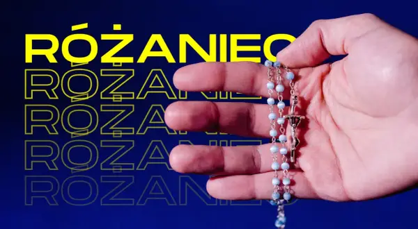 Dłoń trzyma błękitny różaniec. Tekst "RÓŻANIEC" powtarza się w tle. Poznaj sposoby odmawiania różańca.