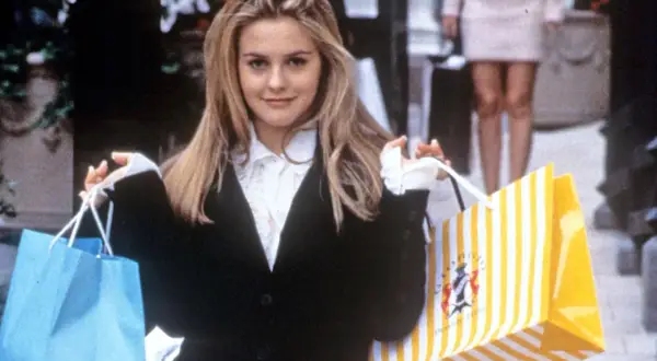 Alicia Silverstone z torbami na zakupach, jak z jej kultowych filmów.
