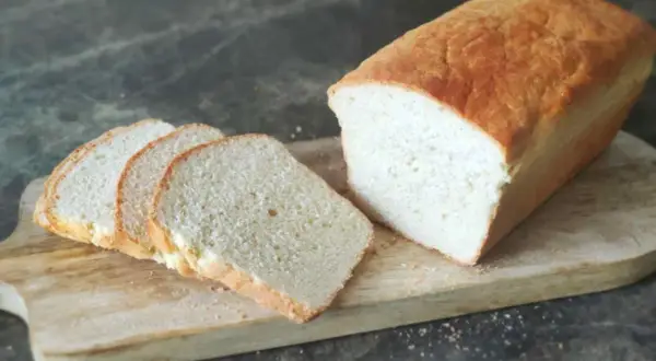 Domowy chleb tostowy, idealny na śniadanie. Pyszny przepis na miękki bochenek i kromki.