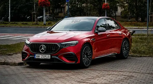 Błyszczący czerwony Mercedes-Benz EQC 400 4MATIC, model e53 amg, zaparkowany na bruku.