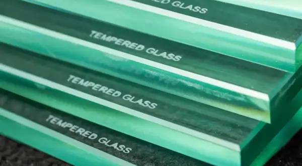 Stosy szkła z napisem "TEMPERED GLASS" - łatwy sposób, jak odróżnić szkło hartowane od zwykłego.