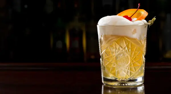 Ile procent ma drink z whisky? Poznaj moc popularnych koktajli