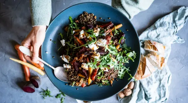 Herzhafter Linsensalat mit Roter Bete, Karotten und Ziegenkäse. Ein tolles linsensalat rezept für jede Gelegenheit.