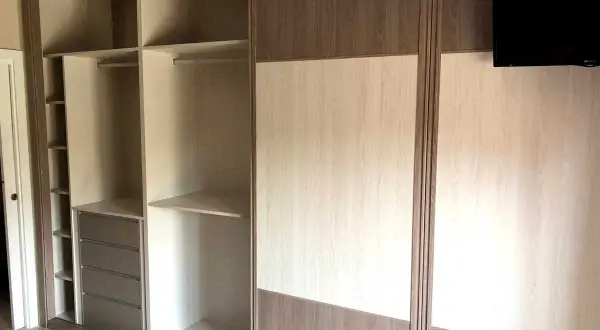 Armario empotrado con puertas correderas, ideal para tapar hueco entre armario y pared. Interior con baldas y cajones.