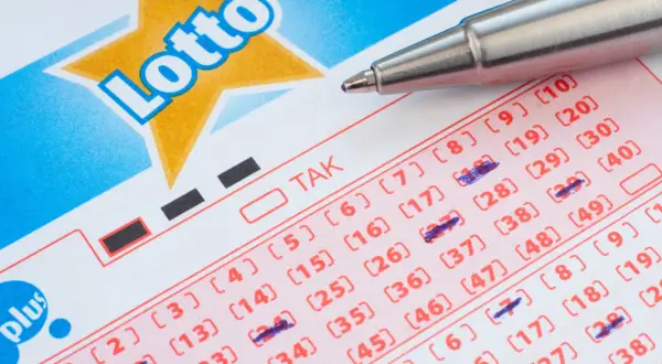 Długopis zaznacza liczby na kuponie Lotto. Czy to będzie szczęśliwy los?
