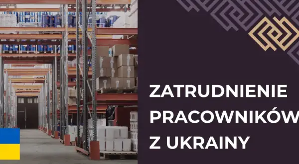 Magazyn pełen towarów, obok flaga Ukrainy i napis "Zatrudnienie pracowników z Ukrainy".
