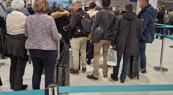 Kolejka pasażerów z bagażami na lotnisku w Izraelu.