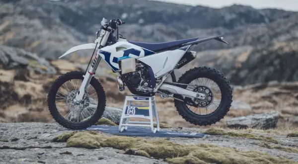 Motocykl Husqvarna 125r na kamienistym, górskim tle. Gotowy na przygodę.