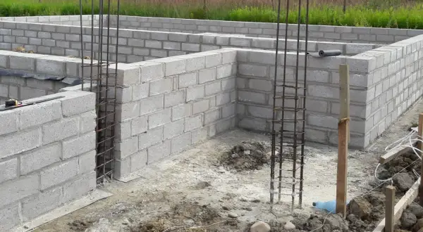 Fundamenty z bloczków betonowych z zbrojeniem, w trakcie budowy domu parterowego.