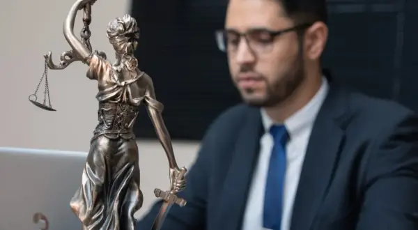 Jak zwracać się do notariusza, aby uniknąć faux pas w komunikacji