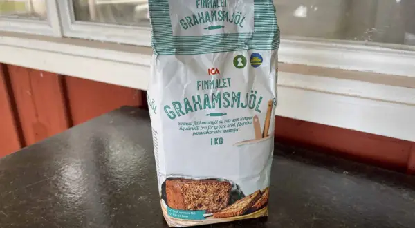 En påse ICA Finmalet Grahamssmjöl, perfekt för att baka rustikt bröd och fiberrika pannkakor.
