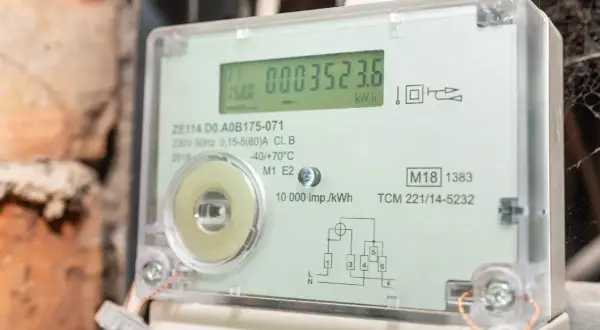 Cyfrowy licznik energii elektrycznej z wyświetlaczem pokazującym zużycie w kWh.