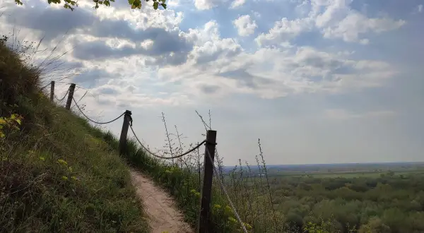 Ścieżka na zboczu, część trasy Góry Pieprzowe. Widok na dolinę i las.