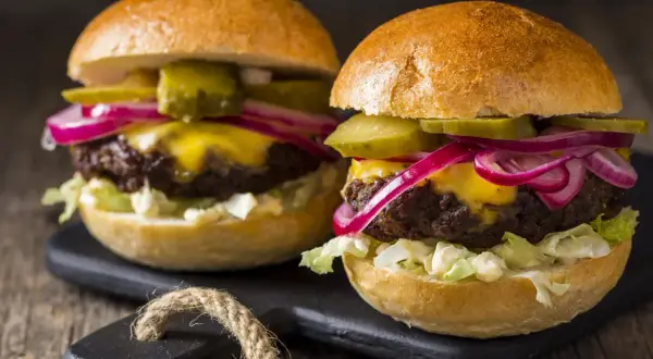 Ile piec hamburgery w piekarniku, aby były soczyste i pyszne