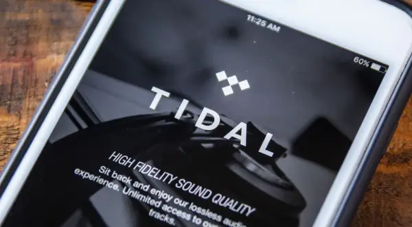 Ekran smartfona z logo Tidal i tekstem "HIGH FIDELITY SOUND QUALITY".