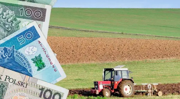 Pieniądze i traktor na polu symbolizują inwestycje w restrukturyzację małych gospodarstw.