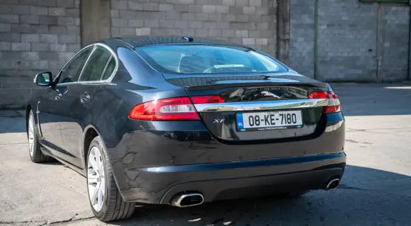 Jaguar XF 2.7 diesel, con su distintivo felino en la parte trasera, listo para enfrentar cualquier problema en la carretera.