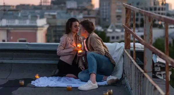 Para napisał do niego "jak napisać facetowi że tęsknię", siedząc na dachu z świecami.