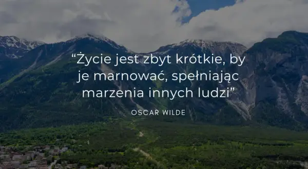Góry i miasteczko pod nimi. Cytaty o życiu pozytywne Oscara Wilde'a przypominają, by żyć własnym życiem.