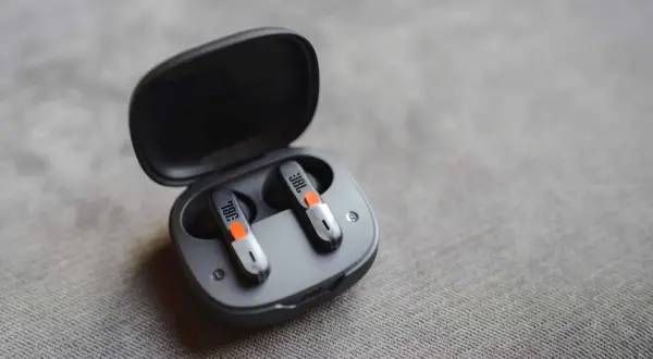 Écouteurs sans fil JBL dans leur étui ouvert. Apprenez comment connecter des écouteurs sans fil à une tablette pour une expérience audio immersive.