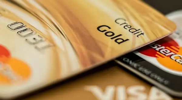 Złota karta kredytowa, numer 0031, leży na kartach Visa i Mastercard. Mam nadzieję, że zniknęły pieniądze z konta, bo to tylko zdjęcie.