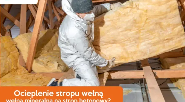 Pracownik w kombinezonie montuje wełnę mineralną, wykonując ocieplenie stropu betonowego.