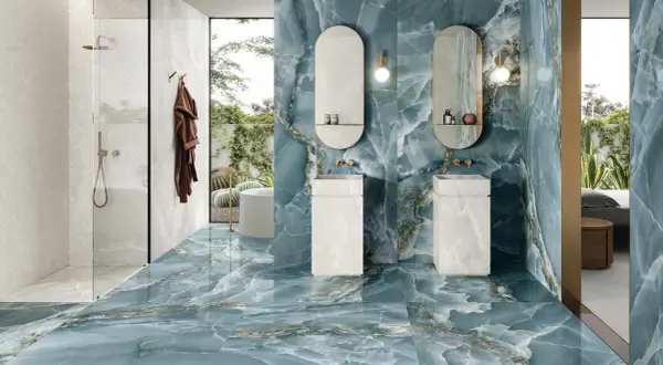 Un lussuoso bagno con pavimenti e pareti in onice blu, due lavabi moderni e una doccia con piastrelle bianche.