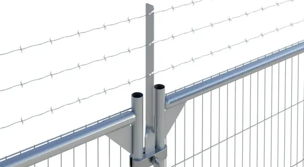 Solidne mocowanie drutu kolczastego do metalowego słupka ogrodzenia. Zabezpieczenie terenu.