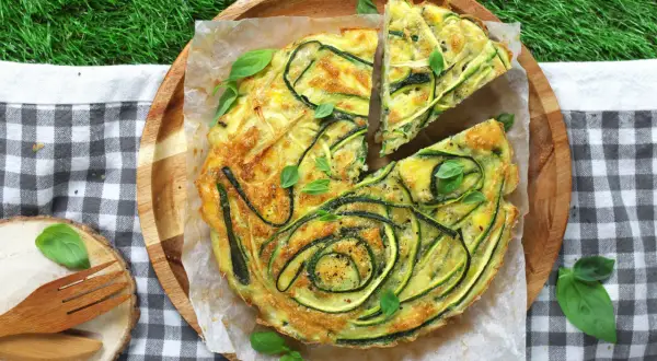 Torta salata con zucchine e basilico fresco, perfetta per le tue ricette estive.