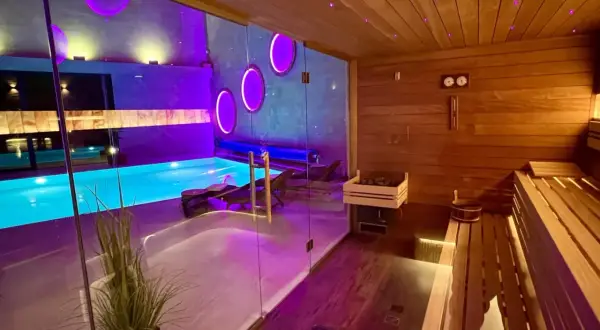 Relaks w spa w Rudzie Śląskiej: basen z niebieską wodą i nowoczesna sauna z drewnianymi ławami.