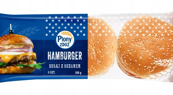 Opakowanie bułek do hamburgerów z sezamem, z widocznym gotowym burgerem i dwoma bułkami.