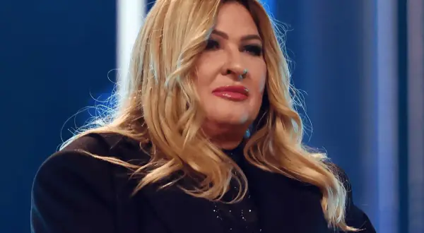 Pilne oświadczenie menedżera znanej wokalistki o stanie zdrowia. Wokalistka w czarnej marynarce, z blond włosami i makijażem.