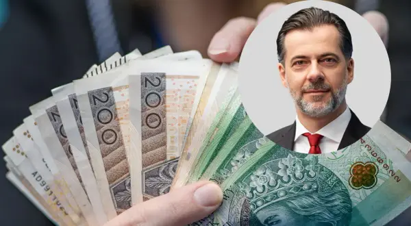 Czy państwo może zabrać pieniądze z konta w razie wojny? Mężczyzna w garniturze trzyma banknoty 200 zł.