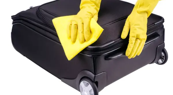 Jak wyprać walizkę? Odśwież twardą i miękką na lata