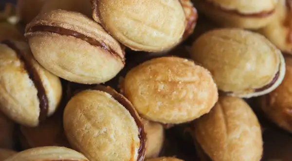 Nahaufnahme von Oreschki Keksen, gefüllt mit süßer Kondensmilch. Ein köstliches Oreschki Rezept zum Nachbacken.