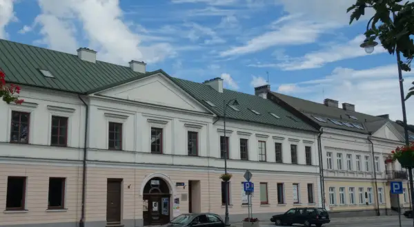 Urokliwe kamienice w centrum Suwałk, idealne na spacer i odkrywanie lokalnych atrakcji.