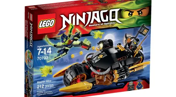 Zestaw LEGO 70733 Blaster Bike z serii Ninjago. Zestaw zawiera motocykl i latającą maszynę.