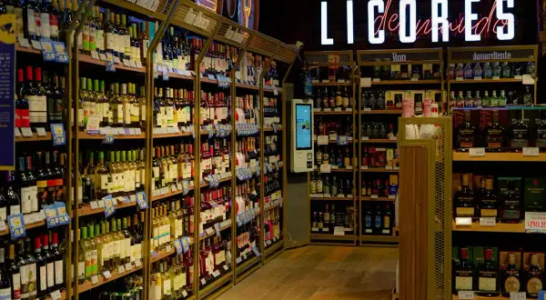 Alkohol samolotem: Jakie limity? Uniknij konfiskaty na lotnisku!