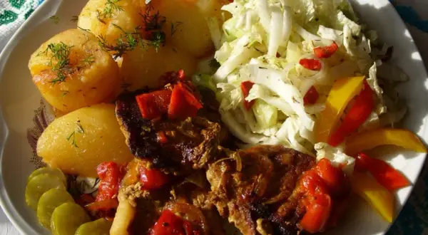 Odżachuri przepis: soczyste mięso z warzywami, ziemniaki i surówka. Pyszny obiad!