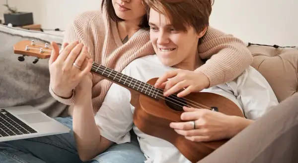 Jak zagrać na ukulele sto lat - proste akordy dla każdego początkującego