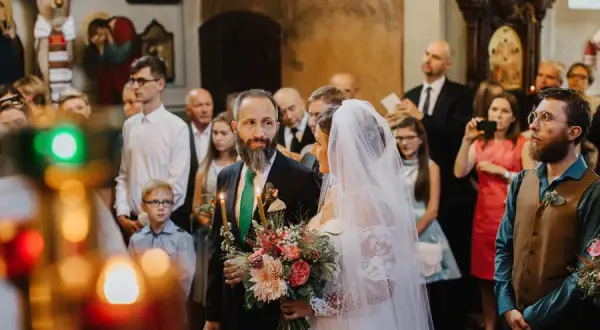 Jak wygląda ślub w Kościele Zielonoświątkowym - unikalne tradycje i zwyczaje