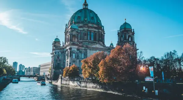 Berliński Dom i rzeka Sprewa, idealne miejsce na city break. Jesienne drzewa dodają uroku.