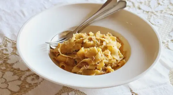 Sos boloński: Autentyczne ragù czy szybki obiad? Poznaj różnice
