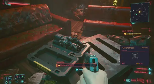 Cyberpunk bilet wstępu do zdobycia Flatheada. Na stole leży broń i futurystyczny gadżet.