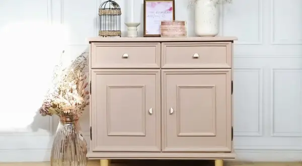 Idée de couleur pour repeindre un meuble en bois : ce buffet rose poudré, orné de poignées discrètes, est une inspiration douce et élégante.
