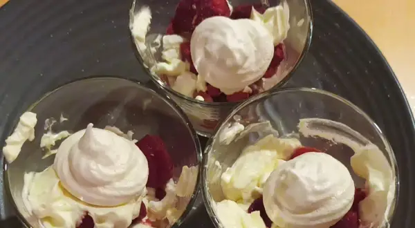 Himbeer Baiser Dessert in Gläsern: zarte Baiser-Häubchen auf frischen Himbeeren und Sahne. Ein leichter Genuss!