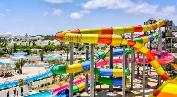 Kolorowe zjeżdżalnie wodne w Djerba Aqua Resort, idealne miejsce na wakacje. Opinie gości potwierdzają świetną zabawę dla całej rodziny.